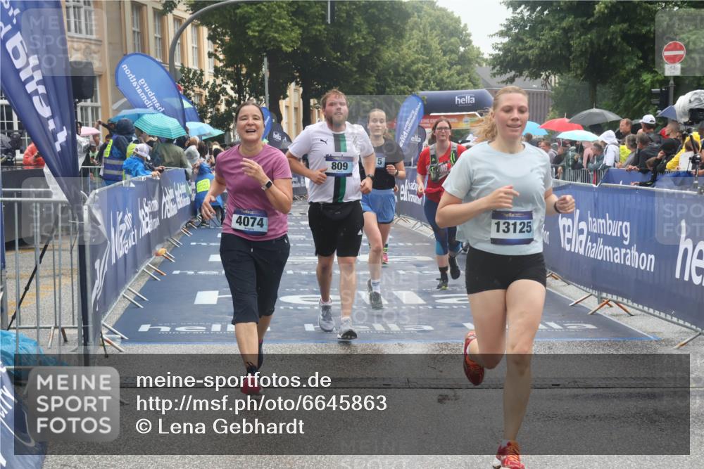 30.06.2024 - hella hamburg halbmarathon Lena Gebhardt http://msf.ph/oto/6645863 30.06.2024 12:24:42 Ziel 809, 3728, 4074, 5173, 5273, 7585, 7815, 8036, 9882, 10863, 12274, 13125 meine-sportfotos.de