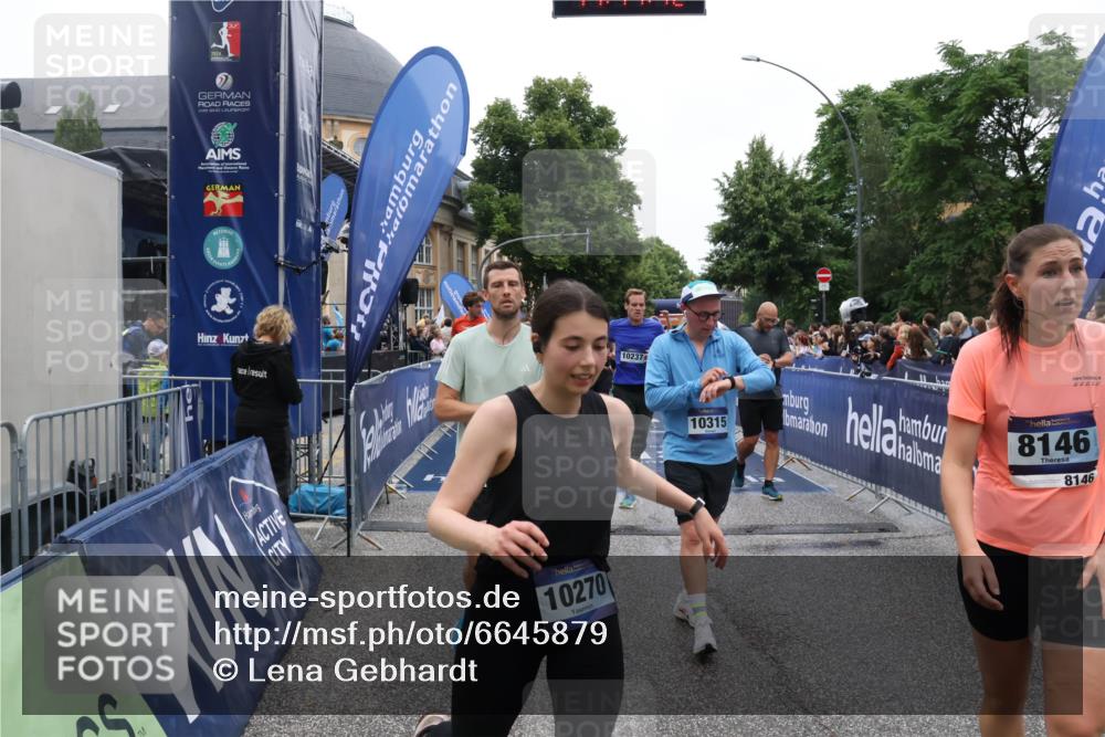 30.06.2024 - hella hamburg halbmarathon Lena Gebhardt http://msf.ph/oto/6645879 30.06.2024 11:11:41 Ziel 688, 703, 3108, 3114, 4765, 4845, 5250, 5529, 6150, 7237, 8146, 8147, 9388, 9655, 9948, 10237, 10270, 10315, 10378, 11229, 11230, 11660, 12396, 12556 meine-sportfotos.de
