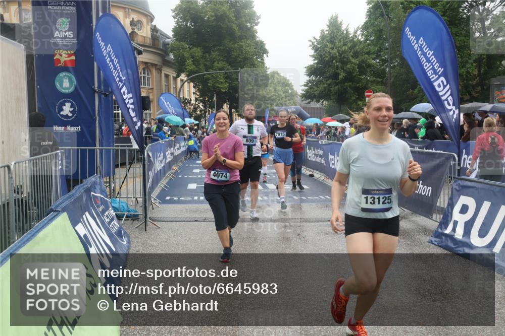 30.06.2024 - hella hamburg halbmarathon Lena Gebhardt http://msf.ph/oto/6645983 30.06.2024 12:24:43 Ziel 809, 3728, 4074, 5273, 7585, 7815, 9882, 10863, 12274, 13125 meine-sportfotos.de