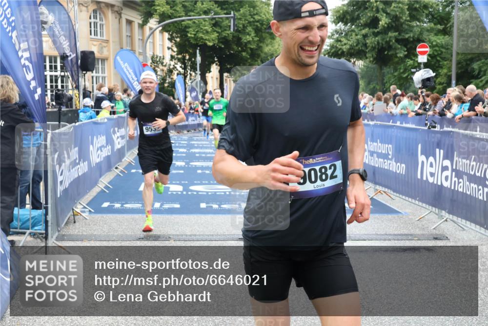 30.06.2024 - hella hamburg halbmarathon Lena Gebhardt http://msf.ph/oto/6646021 30.06.2024 10:40:44 Ziel 1902, 2075, 3150, 4380, 4536, 7929, 8966, 9082, 9532, 9732, 9980, 10846, 11576, 12390 meine-sportfotos.de