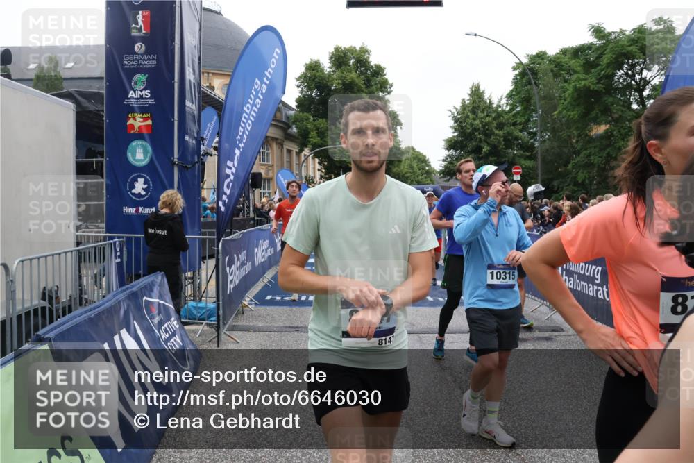 30.06.2024 - hella hamburg halbmarathon Lena Gebhardt http://msf.ph/oto/6646030 30.06.2024 11:11:42 Ziel 502, 521, 703, 3108, 3114, 4765, 4845, 5250, 5529, 6150, 7237, 8146, 8147, 9655, 9948, 10237, 10270, 10315, 10378, 11229, 11230, 12396, 12556 meine-sportfotos.de