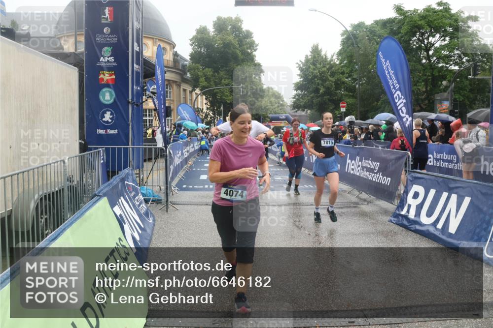 30.06.2024 - hella hamburg halbmarathon Lena Gebhardt http://msf.ph/oto/6646182 30.06.2024 12:24:44 Ziel 809, 2507, 3728, 4074, 7815, 9882, 10863, 12274, 13125 meine-sportfotos.de