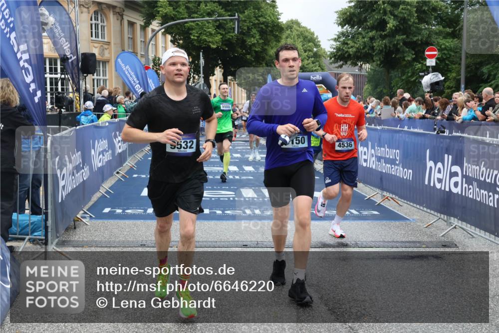 30.06.2024 - hella hamburg halbmarathon Lena Gebhardt http://msf.ph/oto/6646220 30.06.2024 10:40:45 Ziel 1902, 3150, 4380, 4536, 6384, 7929, 8632, 8966, 9082, 9532, 9732, 9980, 11576, 12390 meine-sportfotos.de