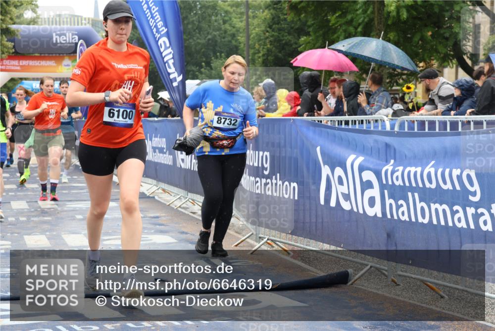 30.06.2024 - hella hamburg halbmarathon Strokosch-Dieckow http://msf.ph/oto/6646319 30.06.2024 12:27:00 Ziel 3887, 4037, 5380, 5503, 5804, 5805, 6100, 6516, 8732, 10332, 10333, 10551, 11002, 11292, 11302, 11412, 11825, 12196, 13052, 3887, 4037, 5380, 5503, 5804, 5805, 6100, 6516, 8732, 10332, 10333, 10551, 11002, 11292, 11302, 11412, 11825, 12196, 13052 meine-sportfotos.de