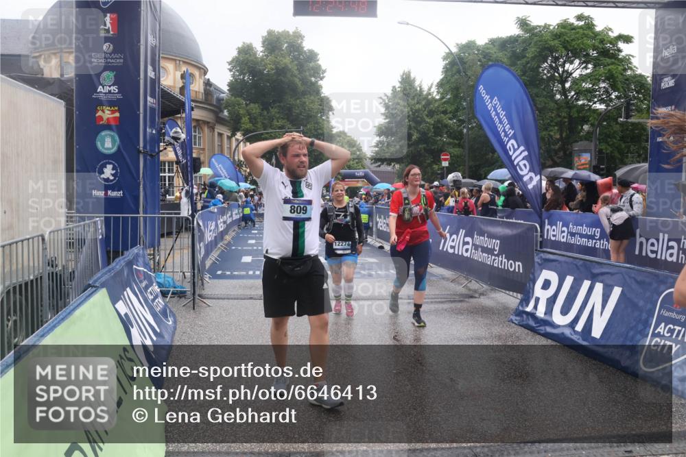 30.06.2024 - hella hamburg halbmarathon Lena Gebhardt http://msf.ph/oto/6646413 30.06.2024 12:24:46 Ziel 809, 2507, 3728, 4074, 7815, 11890, 12274, 13125 meine-sportfotos.de