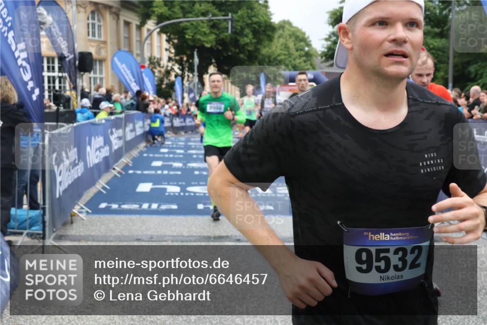 30.06.2024 - hella hamburg halbmarathon Lena Gebhardt http://msf.ph/oto/6646457 30.06.2024 10:40:46 Ziel 1248, 1902, 3150, 4536, 6384, 7929, 8632, 8966, 9082, 9532, 9732, 9980, 11576, 12390 meine-sportfotos.de