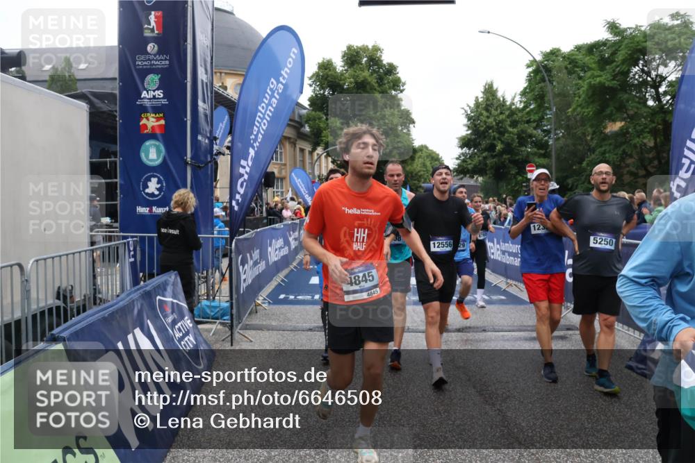 30.06.2024 - hella hamburg halbmarathon Lena Gebhardt http://msf.ph/oto/6646508 30.06.2024 11:11:44 Ziel 502, 521, 3108, 3114, 4765, 4845, 5250, 5529, 6150, 7237, 8029, 8146, 8147, 9655, 9948, 9951, 10237, 10270, 10315, 10378, 11229, 11230, 12396, 12556, 13225 meine-sportfotos.de