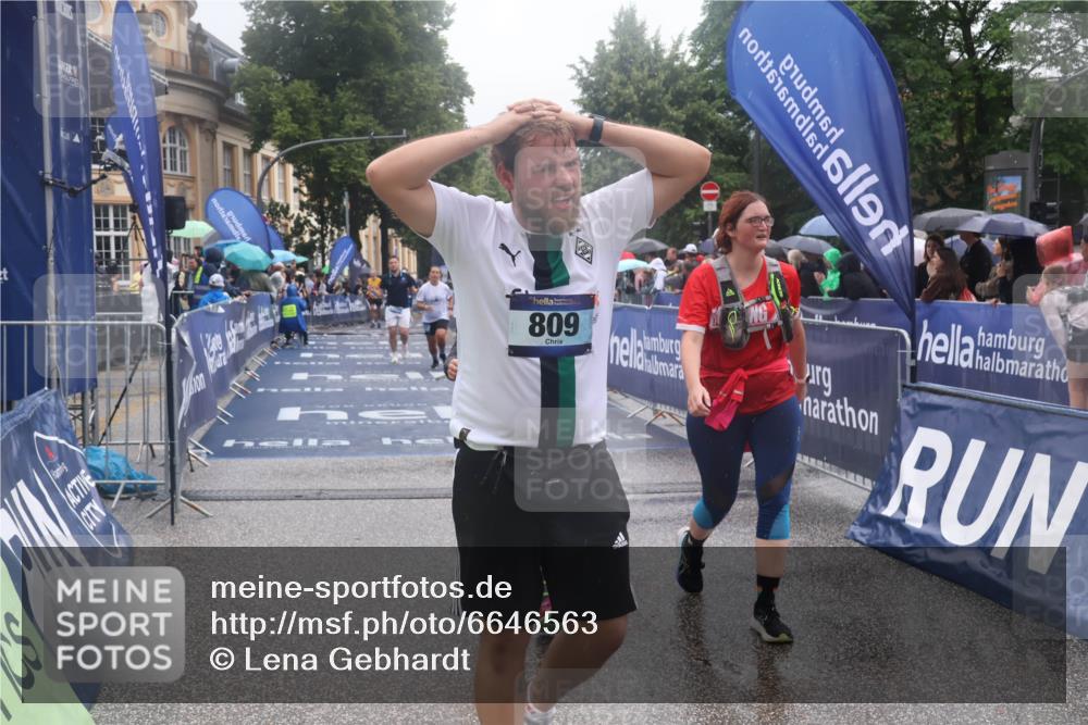 30.06.2024 - hella hamburg halbmarathon Lena Gebhardt http://msf.ph/oto/6646563 30.06.2024 12:24:47 Ziel 809, 2507, 3728, 4074, 7815, 11890, 12274, 13125 meine-sportfotos.de