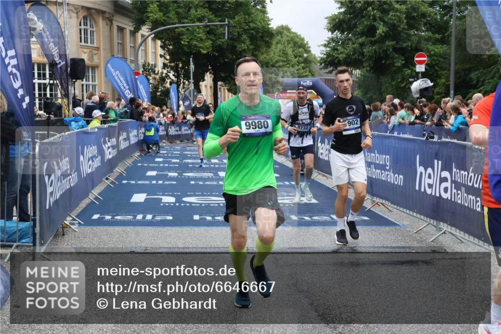30.06.2024 - hella hamburg halbmarathon Lena Gebhardt http://msf.ph/oto/6646667 30.06.2024 10:40:47 Ziel 1248, 1902, 2292, 3150, 4536, 6384, 7929, 8436, 8632, 8966, 9082, 9532, 9732, 9980, 12390 meine-sportfotos.de