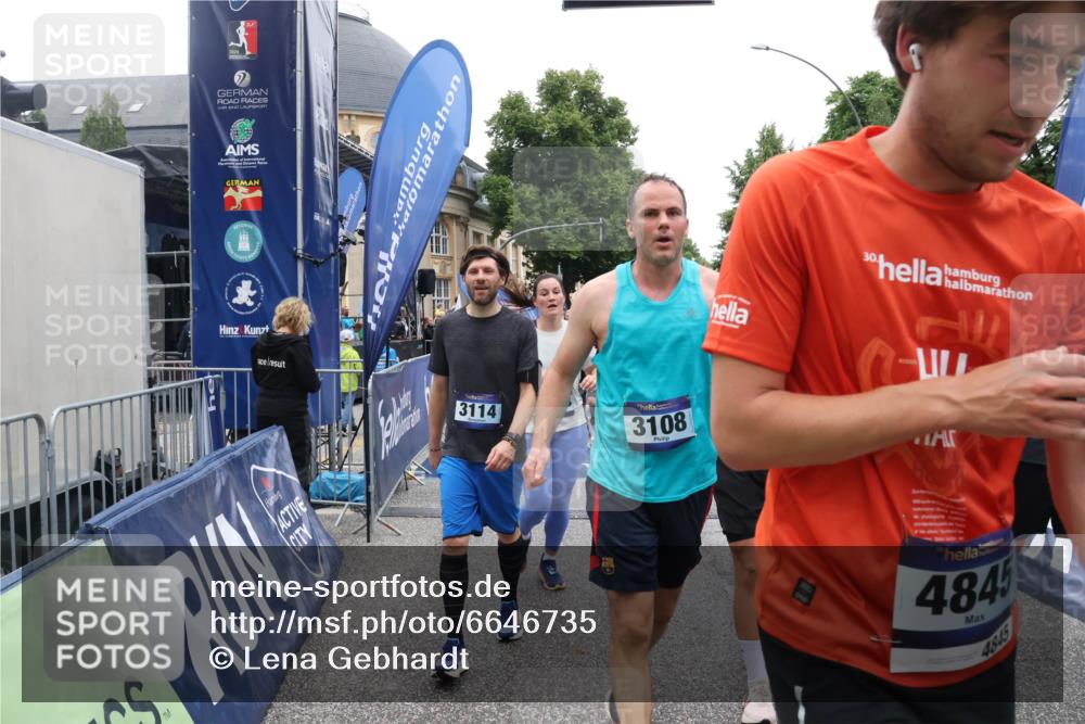 30.06.2024 - hella hamburg halbmarathon Lena Gebhardt http://msf.ph/oto/6646735 30.06.2024 11:11:45 Ziel 502, 521, 1268, 2194, 3108, 3114, 4765, 4845, 5250, 5529, 6150, 7237, 8029, 8147, 9655, 9948, 9951, 10237, 10270, 10378, 11229, 11230, 12396, 12556, 13225 meine-sportfotos.de
