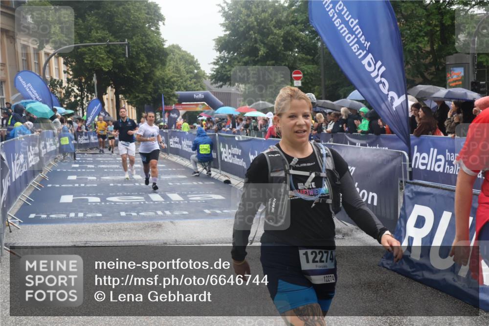 30.06.2024 - hella hamburg halbmarathon Lena Gebhardt http://msf.ph/oto/6646744 30.06.2024 12:24:49 Ziel 2507, 3728, 11890, 12274 meine-sportfotos.de