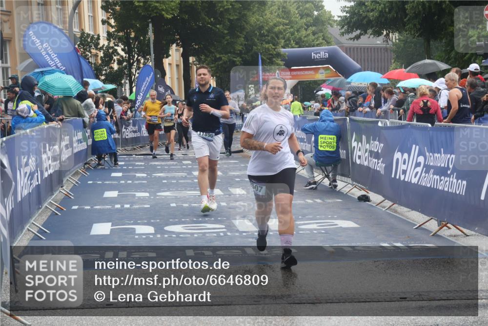 30.06.2024 - hella hamburg halbmarathon Lena Gebhardt http://msf.ph/oto/6646809 30.06.2024 12:24:50 Ziel 2507, 3728, 6036, 6037, 11890, 12274 meine-sportfotos.de