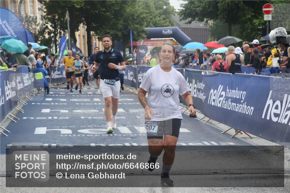 30.06.2024 - hella hamburg halbmarathon Lena Gebhardt http://msf.ph/oto/6646866 30.06.2024 12:24:51 Ziel 2507, 3728, 3788, 3790, 6036, 6037, 11890, 12274 meine-sportfotos.de