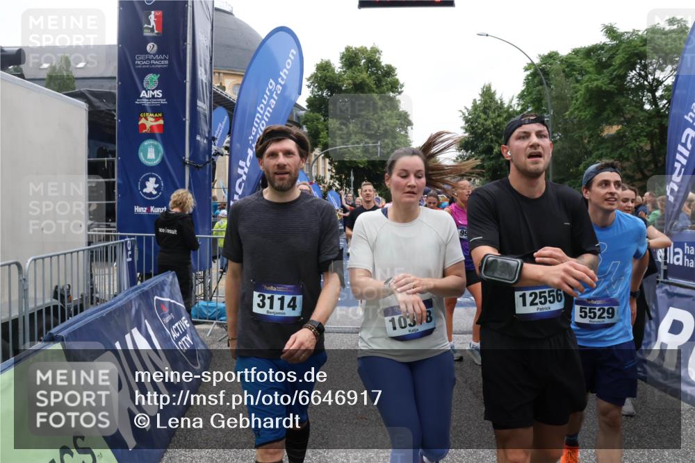 30.06.2024 - hella hamburg halbmarathon Lena Gebhardt http://msf.ph/oto/6646917 30.06.2024 11:11:46 Ziel 502, 521, 1268, 2194, 3108, 3114, 4765, 4845, 5250, 5529, 6150, 7237, 8029, 9655, 9948, 9951, 10237, 10378, 11229, 11230, 12396, 12556, 13225 meine-sportfotos.de