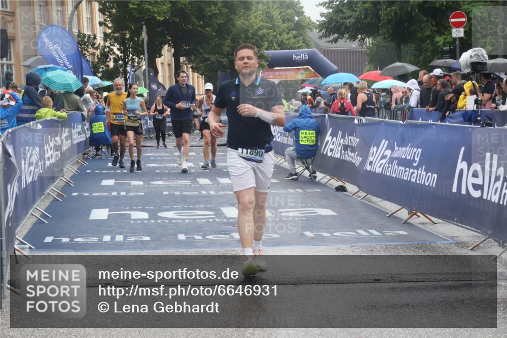 30.06.2024 - hella hamburg halbmarathon Lena Gebhardt http://msf.ph/oto/6646931 30.06.2024 12:24:53 Ziel 1157, 2507, 3788, 3790, 6036, 6037, 11890 meine-sportfotos.de