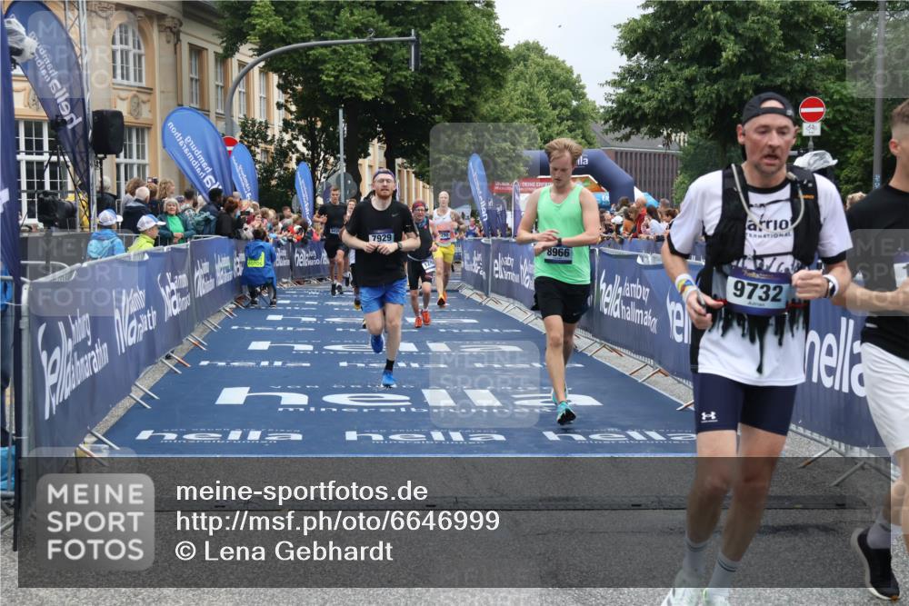 30.06.2024 - hella hamburg halbmarathon Lena Gebhardt http://msf.ph/oto/6646999 30.06.2024 10:40:49 Ziel 1248, 1902, 2292, 3150, 3761, 4536, 4789, 5849, 6384, 7598, 7929, 8068, 8436, 8632, 8966, 9532, 9732, 9980 meine-sportfotos.de
