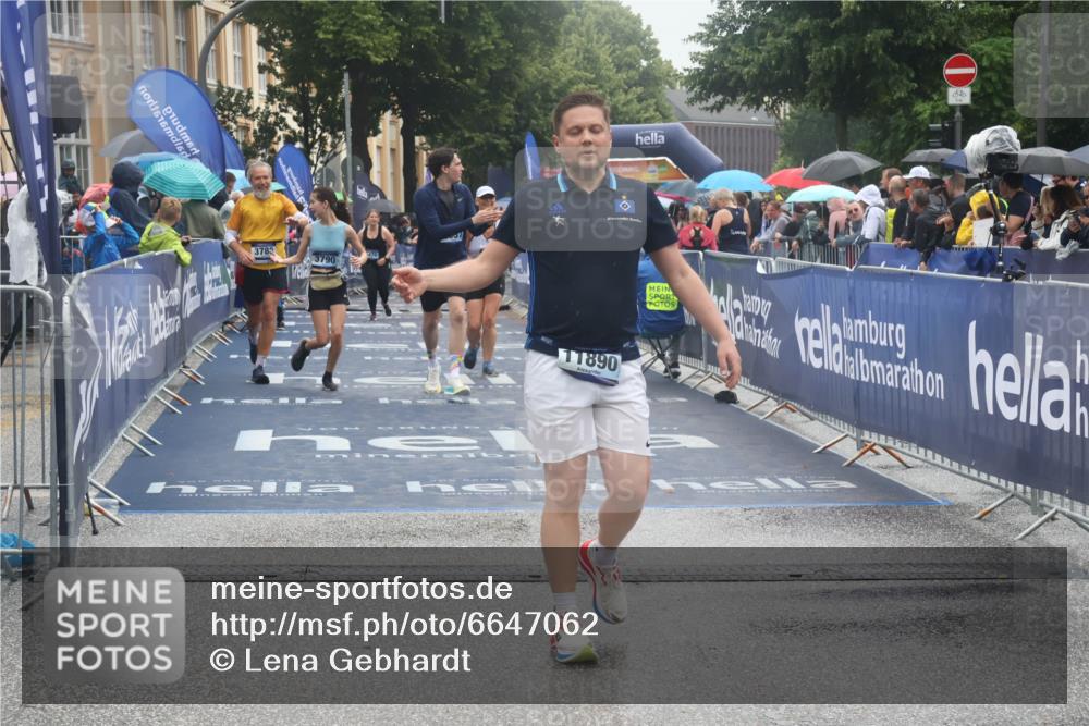 30.06.2024 - hella hamburg halbmarathon Lena Gebhardt http://msf.ph/oto/6647062 30.06.2024 12:24:54 Ziel 1157, 2507, 3788, 3790, 6036, 6037, 11890 meine-sportfotos.de