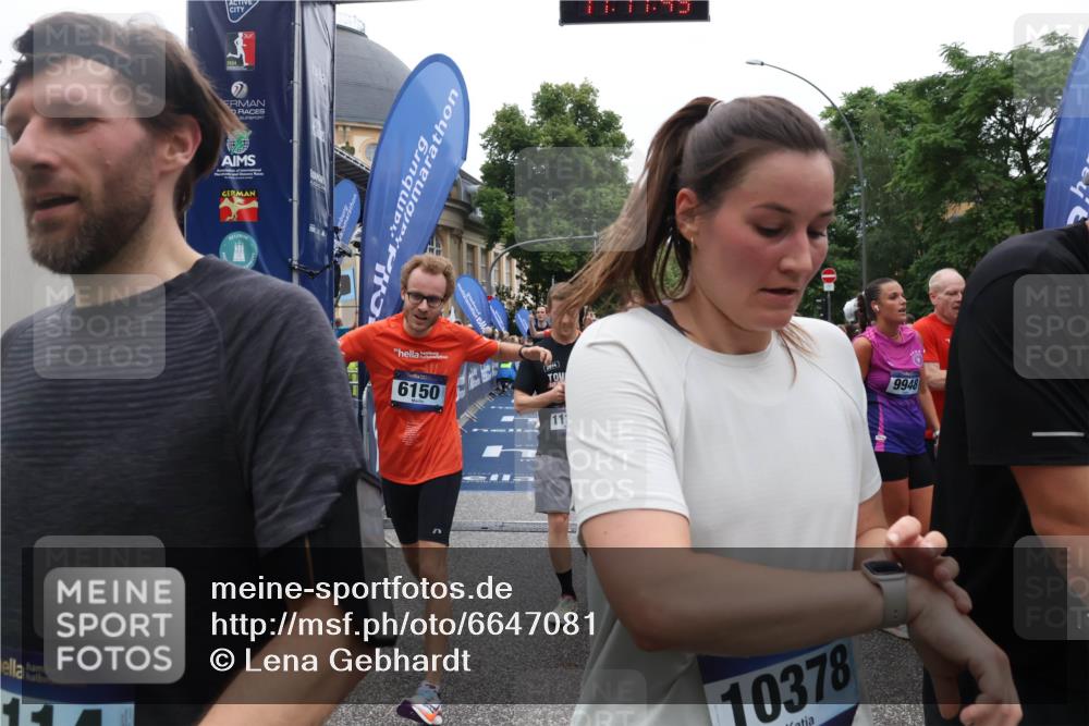 30.06.2024 - hella hamburg halbmarathon Lena Gebhardt http://msf.ph/oto/6647081 30.06.2024 11:11:47 Ziel 502, 521, 1268, 2194, 3108, 3114, 4765, 4845, 5250, 5529, 6150, 6513, 7237, 8029, 9655, 9948, 9951, 10237, 10378, 10445, 11229, 11230, 12167, 12396, 12556, 13225 meine-sportfotos.de