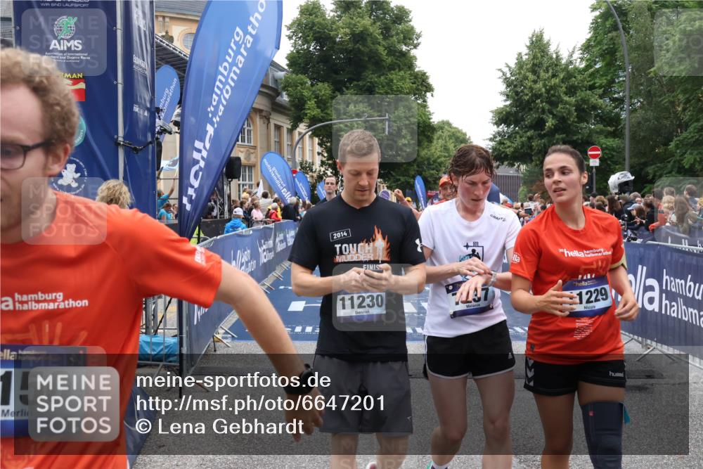 30.06.2024 - hella hamburg halbmarathon Lena Gebhardt http://msf.ph/oto/6647201 30.06.2024 11:11:48 Ziel 502, 521, 1268, 2194, 3108, 3114, 4471, 4765, 4845, 5250, 5529, 6150, 6513, 7237, 8029, 9655, 9698, 9948, 9951, 10378, 10445, 11229, 11230, 12167, 12556, 13225 meine-sportfotos.de