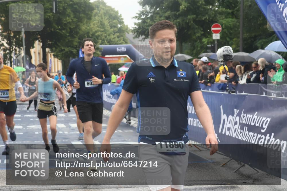 30.06.2024 - hella hamburg halbmarathon Lena Gebhardt http://msf.ph/oto/6647214 30.06.2024 12:24:56 Ziel 1157, 2507, 3788, 3790, 6036, 6037, 11890 meine-sportfotos.de