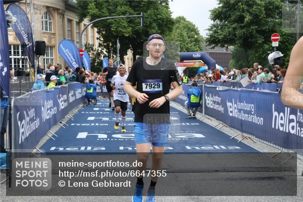 30.06.2024 - hella hamburg halbmarathon Lena Gebhardt http://msf.ph/oto/6647355 30.06.2024 10:40:51 Ziel 1248, 1777, 1902, 2292, 3761, 4789, 5849, 6384, 7598, 7929, 8068, 8436, 8632, 8966, 9732, 9980, 10292 meine-sportfotos.de