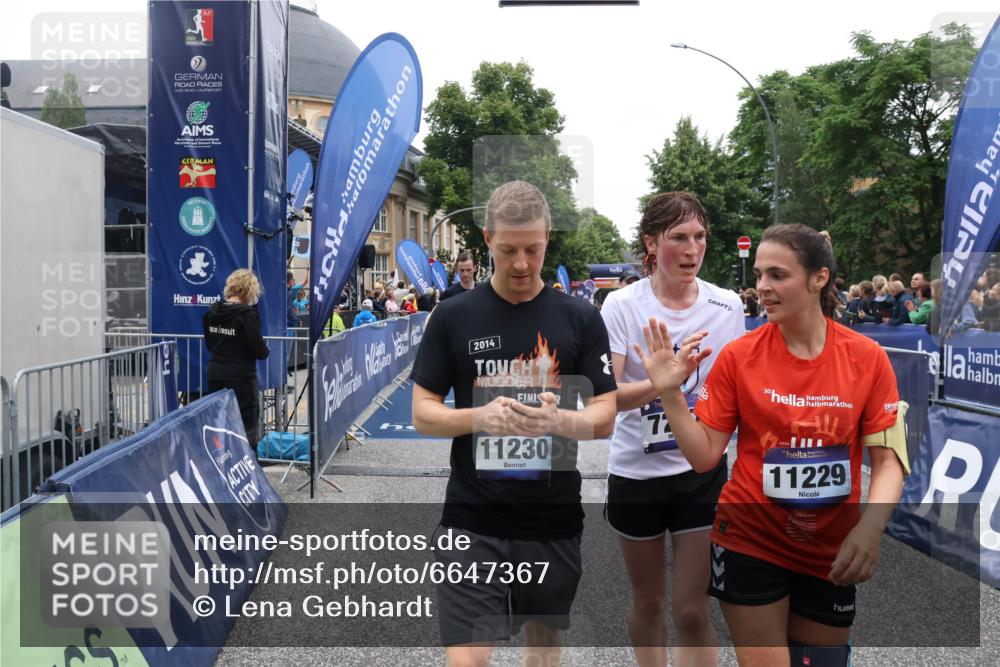30.06.2024 - hella hamburg halbmarathon Lena Gebhardt http://msf.ph/oto/6647367 30.06.2024 11:11:49 Ziel 502, 521, 1268, 2194, 3108, 3114, 4471, 4765, 5529, 6150, 6513, 7237, 8029, 9655, 9698, 9948, 9951, 10378, 10445, 11229, 11230, 12167, 13225 meine-sportfotos.de