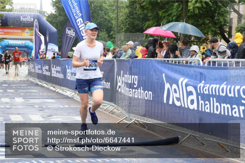 30.06.2024 - hella hamburg halbmarathon Strokosch-Dieckow http://msf.ph/oto/6647441 30.06.2024 12:27:21 Ziel 1716, 1909, 4292, 5781, 7420, 7908, 8210, 8368, 1716, 1909, 4292, 5781, 7420, 7908, 8210, 8368 meine-sportfotos.de