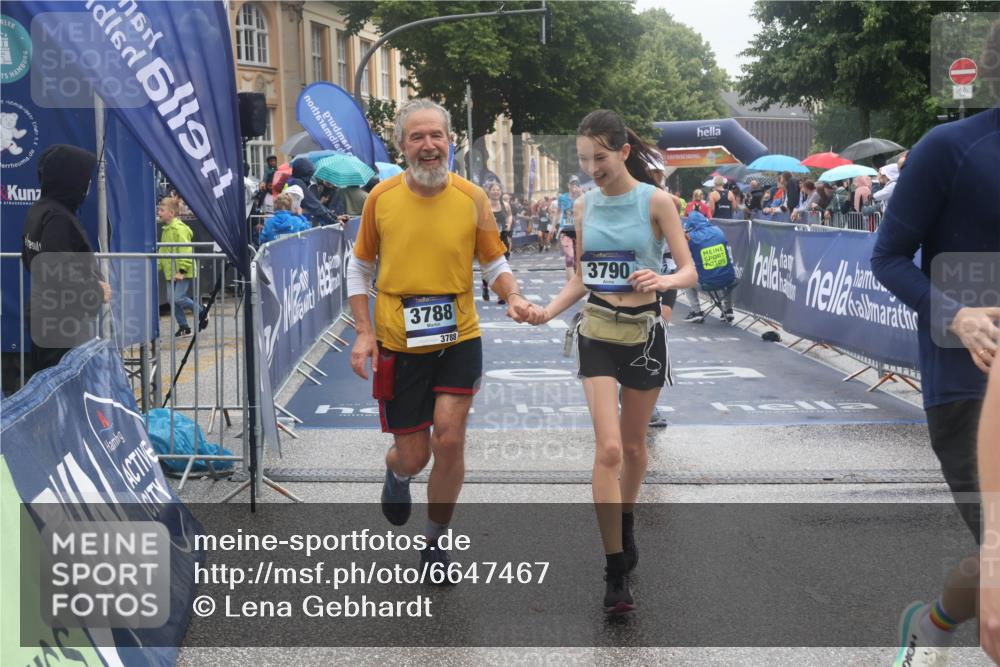 30.06.2024 - hella hamburg halbmarathon Lena Gebhardt http://msf.ph/oto/6647467 30.06.2024 12:24:58 Ziel 1157, 3721, 3788, 3790, 5470, 6036, 6037, 11890 meine-sportfotos.de