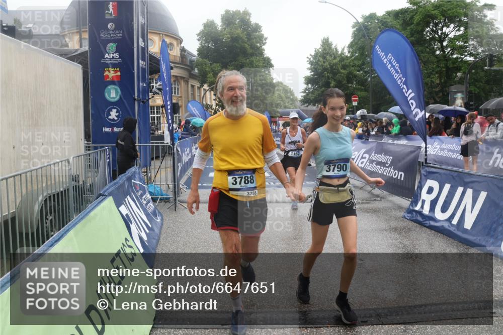 30.06.2024 - hella hamburg halbmarathon Lena Gebhardt http://msf.ph/oto/6647651 30.06.2024 12:24:59 Ziel 1157, 3721, 3788, 3790, 5470, 6036, 6037 meine-sportfotos.de