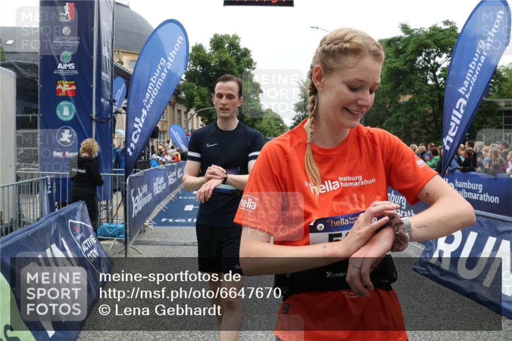 30.06.2024 - hella hamburg halbmarathon Lena Gebhardt http://msf.ph/oto/6647670 30.06.2024 11:11:52 Ziel 502, 521, 1268, 2194, 2817, 4471, 6150, 6414, 6513, 7237, 8029, 9655, 9698, 9892, 9951, 10445, 11229, 11230, 12167, 13225 meine-sportfotos.de