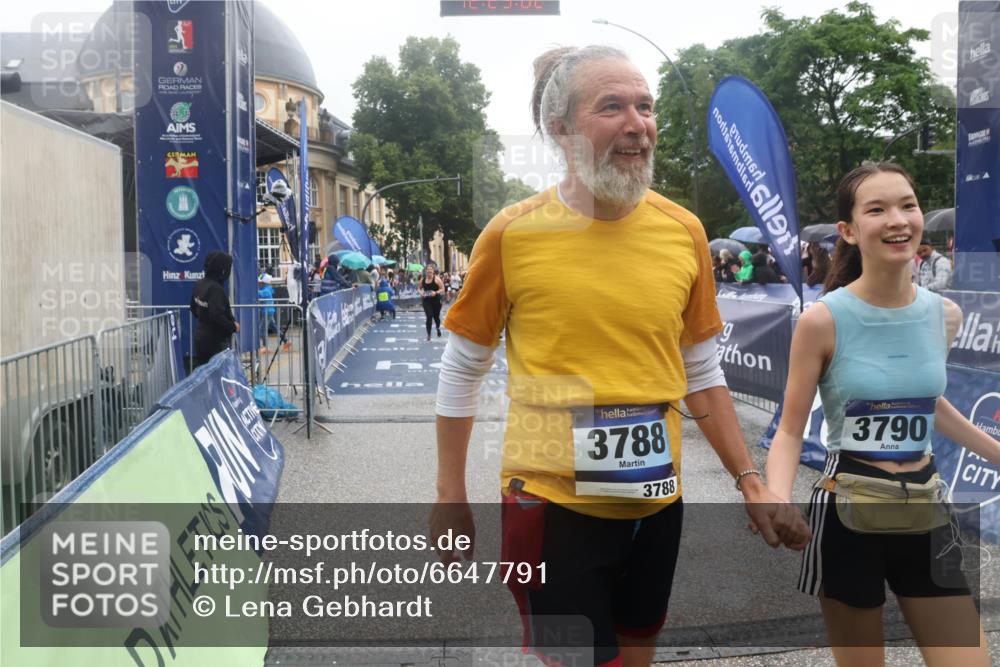 30.06.2024 - hella hamburg halbmarathon Lena Gebhardt http://msf.ph/oto/6647791 30.06.2024 12:25:00 Ziel 1157, 3721, 3788, 3790, 5470, 6036, 6037 meine-sportfotos.de