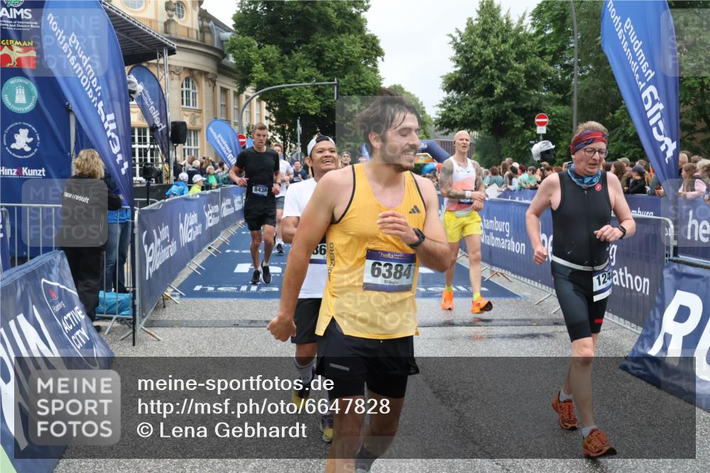 30.06.2024 - hella hamburg halbmarathon Lena Gebhardt http://msf.ph/oto/6647828 30.06.2024 10:40:54 Ziel 1248, 1777, 2286, 2292, 3761, 4789, 5849, 6384, 6702, 7598, 7929, 8068, 8436, 8632, 8966, 10292 meine-sportfotos.de