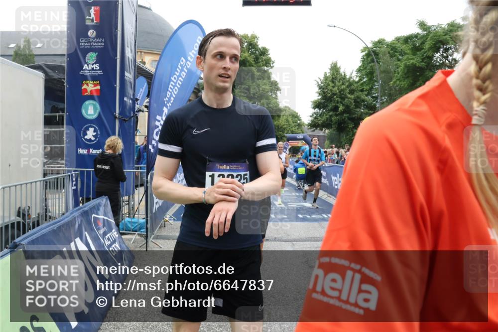 30.06.2024 - hella hamburg halbmarathon Lena Gebhardt http://msf.ph/oto/6647837 30.06.2024 11:11:53 Ziel 502, 521, 1268, 2194, 2817, 4471, 6414, 6513, 8029, 9698, 9892, 9951, 10445, 10768, 12167, 13225 meine-sportfotos.de