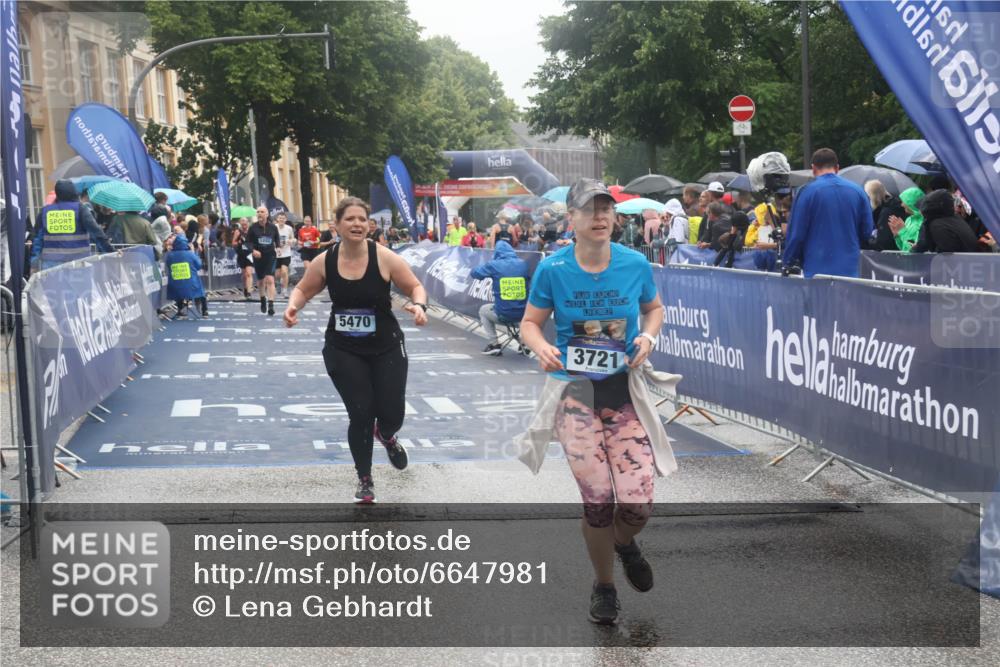 30.06.2024 - hella hamburg halbmarathon Lena Gebhardt http://msf.ph/oto/6647981 30.06.2024 12:25:04 Ziel 1157, 3721, 5470 meine-sportfotos.de