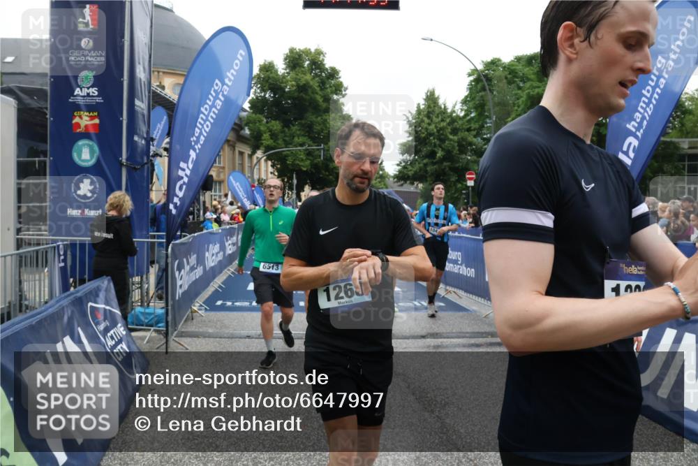 30.06.2024 - hella hamburg halbmarathon Lena Gebhardt http://msf.ph/oto/6647997 30.06.2024 11:11:54 Ziel 502, 521, 1268, 2194, 2817, 4471, 6414, 6513, 7174, 8029, 9698, 9892, 9951, 10445, 10768, 12167, 13225 meine-sportfotos.de