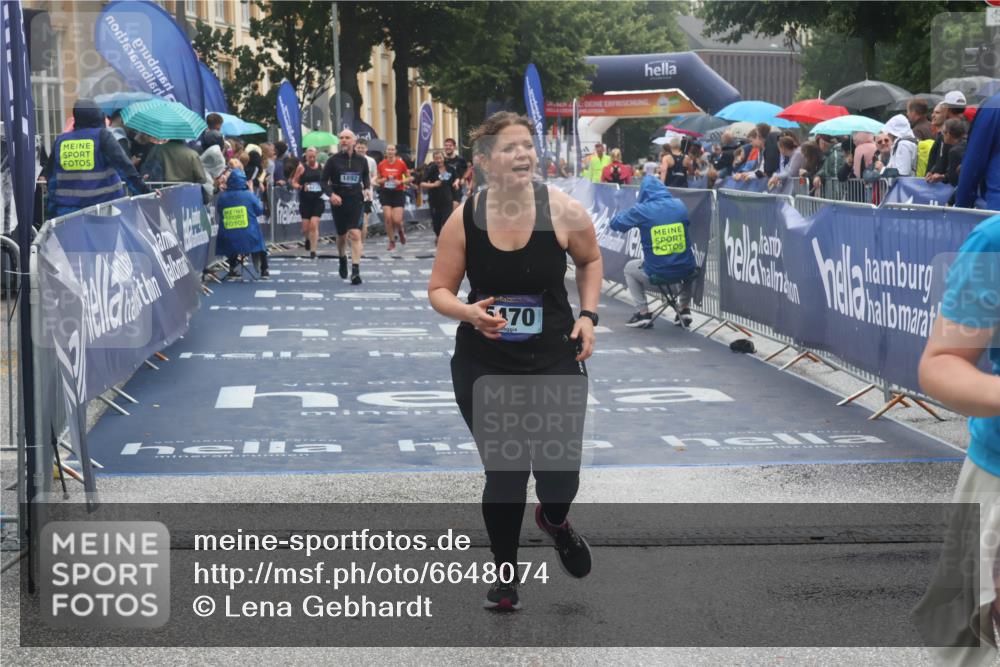 30.06.2024 - hella hamburg halbmarathon Lena Gebhardt http://msf.ph/oto/6648074 30.06.2024 12:25:05 Ziel 1892, 3721, 5470 meine-sportfotos.de