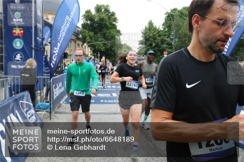 30.06.2024 - hella hamburg halbmarathon Lena Gebhardt http://msf.ph/oto/6648189 30.06.2024 11:11:55 Ziel 1268, 2194, 2817, 4471, 6414, 6513, 7174, 8029, 8336, 9414, 9698, 9892, 9951, 10445, 10768, 11919, 12167, 13225 meine-sportfotos.de