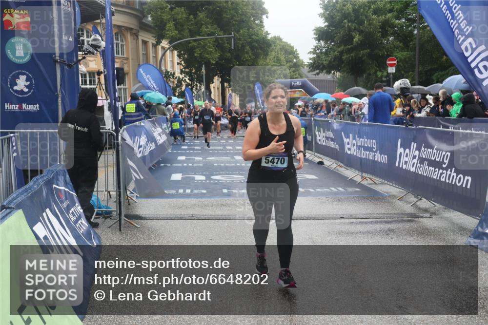 30.06.2024 - hella hamburg halbmarathon Lena Gebhardt http://msf.ph/oto/6648202 30.06.2024 12:25:06 Ziel 1892, 3721, 5470 meine-sportfotos.de