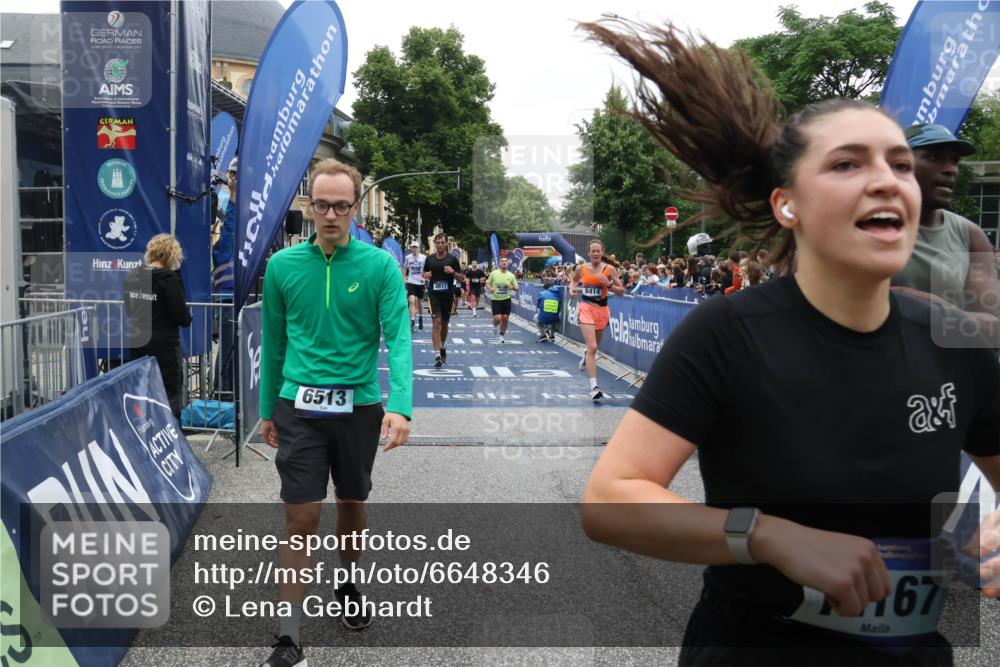 30.06.2024 - hella hamburg halbmarathon Lena Gebhardt http://msf.ph/oto/6648346 30.06.2024 11:11:56 Ziel 1268, 2194, 2817, 4471, 6414, 6513, 7174, 8029, 8336, 9366, 9414, 9698, 9892, 10283, 10445, 10768, 11431, 11919, 12167 meine-sportfotos.de
