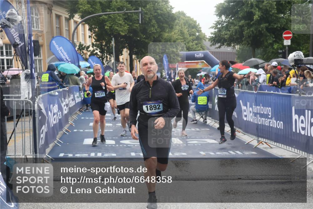 30.06.2024 - hella hamburg halbmarathon Lena Gebhardt http://msf.ph/oto/6648358 30.06.2024 12:25:12 Ziel 1892, 1903, 2938, 2939, 3125, 4344, 11607 meine-sportfotos.de