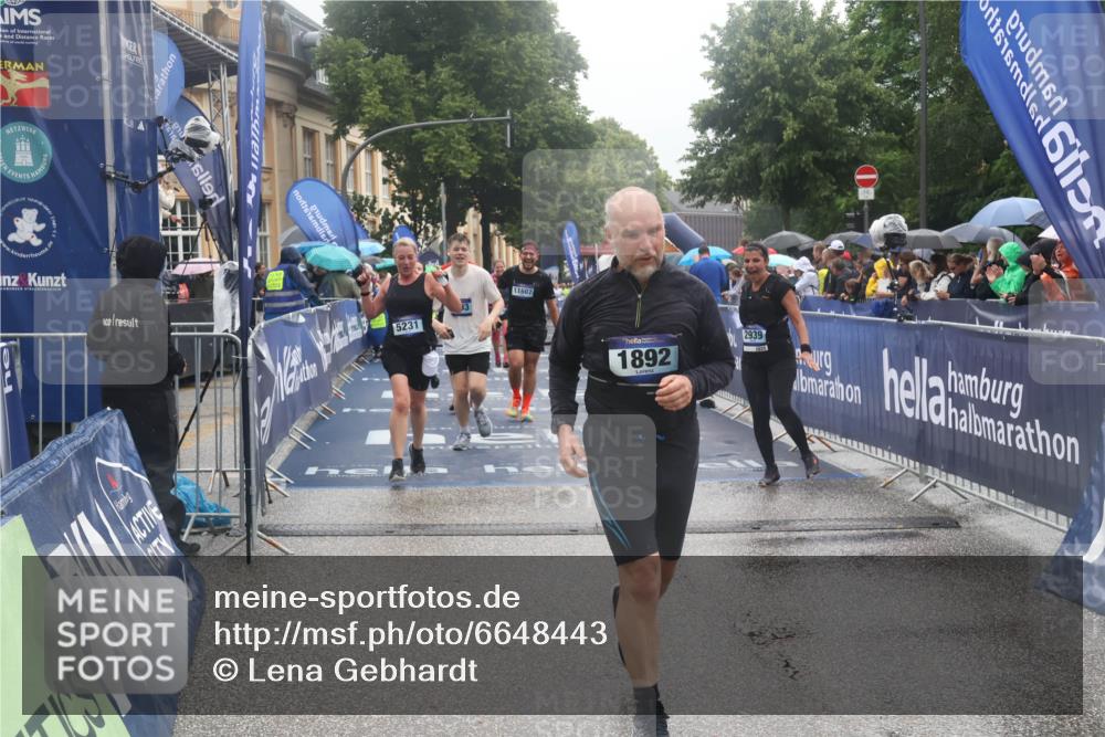 30.06.2024 - hella hamburg halbmarathon Lena Gebhardt http://msf.ph/oto/6648443 30.06.2024 12:25:13 Ziel 1892, 1903, 2938, 2939, 3125, 4344, 11607 meine-sportfotos.de