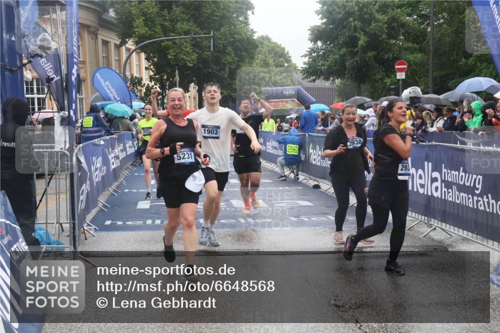 30.06.2024 - hella hamburg halbmarathon Lena Gebhardt http://msf.ph/oto/6648568 30.06.2024 12:25:14 Ziel 667, 1892, 1903, 2938, 2939, 3125, 4344, 10594, 11607 meine-sportfotos.de