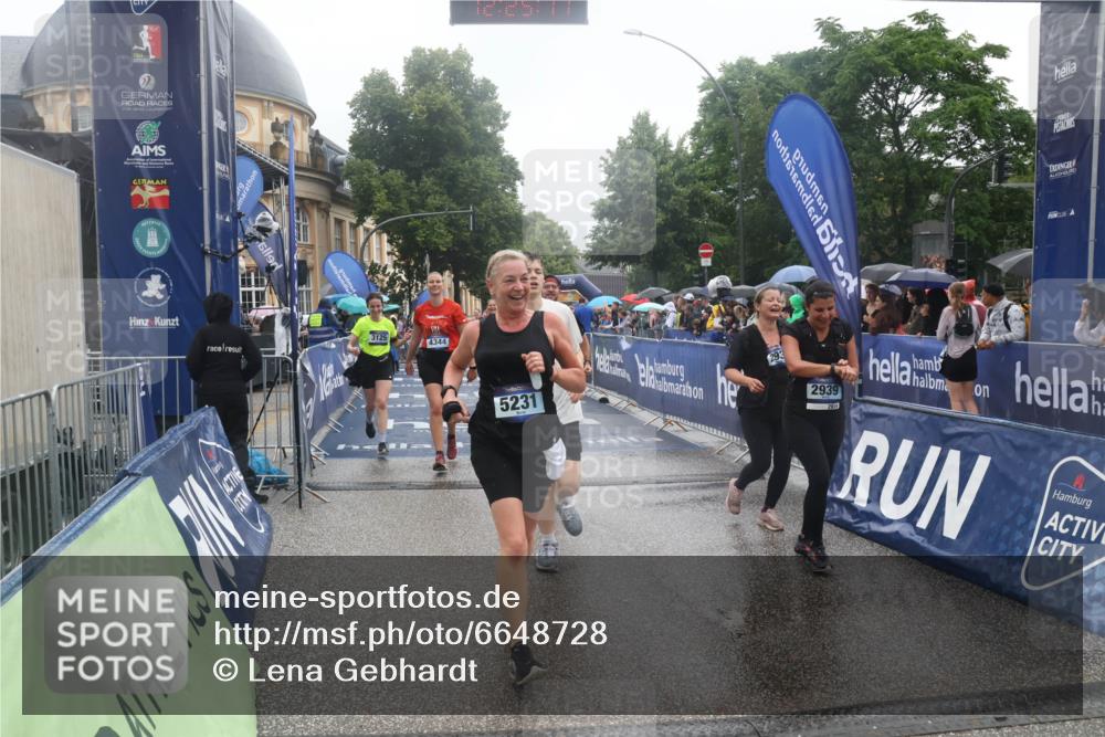 30.06.2024 - hella hamburg halbmarathon Lena Gebhardt http://msf.ph/oto/6648728 30.06.2024 12:25:15 Ziel 667, 1892, 1903, 2938, 2939, 3125, 4344, 10594, 11607 meine-sportfotos.de