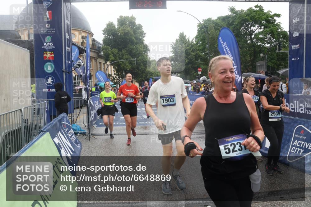 30.06.2024 - hella hamburg halbmarathon Lena Gebhardt http://msf.ph/oto/6648869 30.06.2024 12:25:16 Ziel 667, 1892, 1903, 2938, 2939, 3125, 4344, 9936, 10594, 11607 meine-sportfotos.de