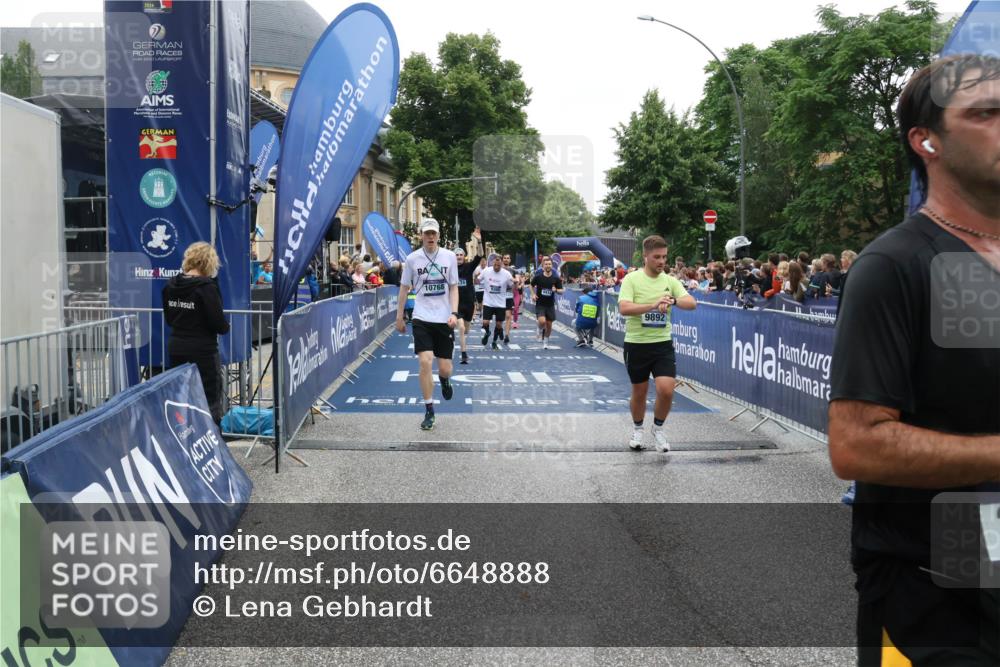 30.06.2024 - hella hamburg halbmarathon Lena Gebhardt http://msf.ph/oto/6648888 30.06.2024 11:11:59 Ziel 2817, 4353, 4471, 6414, 6513, 6972, 7174, 8336, 9366, 9414, 9698, 9892, 10283, 10445, 10768, 10963, 10970, 11431, 11919, 12040, 12167, 12377 meine-sportfotos.de