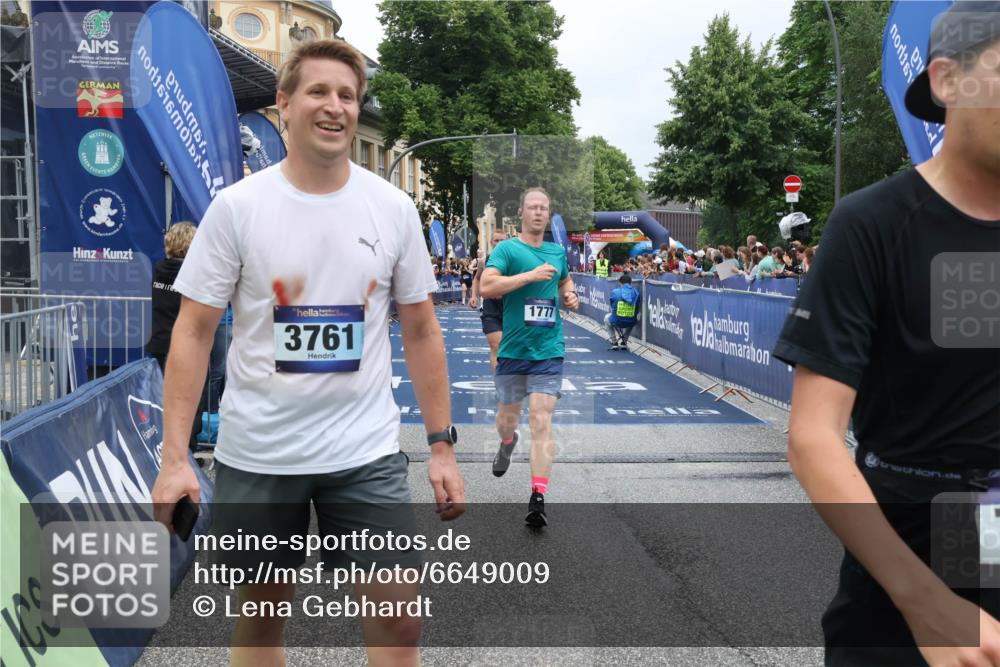 30.06.2024 - hella hamburg halbmarathon Lena Gebhardt http://msf.ph/oto/6649009 30.06.2024 10:40:59 Ziel 1777, 2286, 2292, 3761, 4789, 5849, 6702, 7598, 8068, 8172, 8436, 10292, 10556, 12314 meine-sportfotos.de