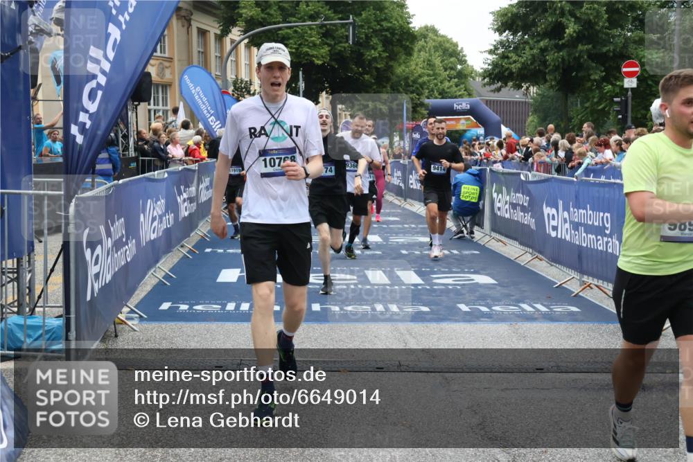 30.06.2024 - hella hamburg halbmarathon Lena Gebhardt http://msf.ph/oto/6649014 30.06.2024 11:12:00 Ziel 2817, 4353, 4471, 6414, 6972, 7174, 8336, 9366, 9414, 9698, 9892, 10283, 10768, 10963, 10970, 11431, 11919, 12040, 12377 meine-sportfotos.de