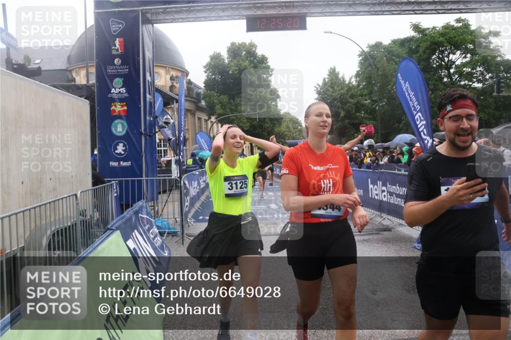 30.06.2024 - hella hamburg halbmarathon Lena Gebhardt http://msf.ph/oto/6649028 30.06.2024 12:25:18 Ziel 667, 1903, 2938, 2939, 3125, 4344, 8208, 9936, 10594, 11607 meine-sportfotos.de