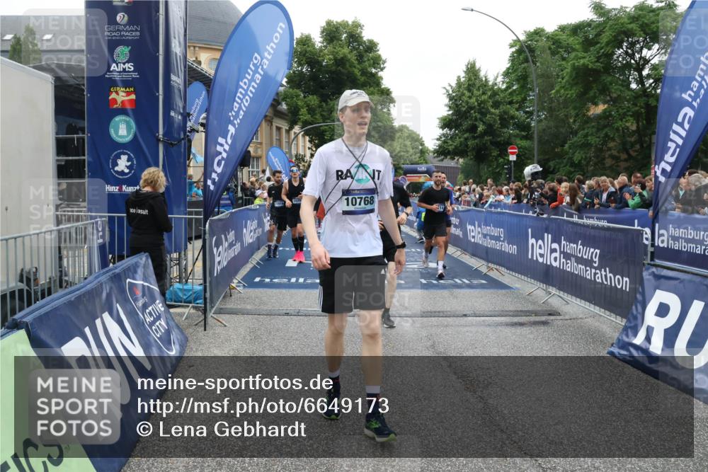 30.06.2024 - hella hamburg halbmarathon Lena Gebhardt http://msf.ph/oto/6649173 30.06.2024 11:12:01 Ziel 2817, 4353, 6414, 6972, 7174, 8234, 8336, 9366, 9414, 9892, 9996, 10283, 10768, 10963, 10970, 11431, 11919, 12040, 12377 meine-sportfotos.de