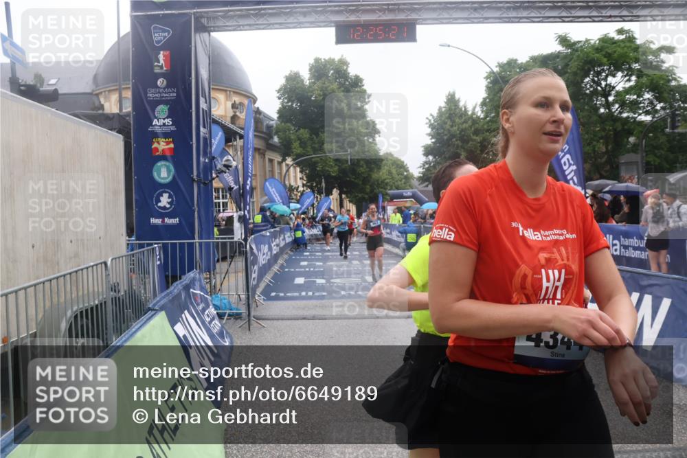 30.06.2024 - hella hamburg halbmarathon Lena Gebhardt http://msf.ph/oto/6649189 30.06.2024 12:25:19 Ziel 667, 1903, 2938, 2939, 3125, 4344, 5710, 8208, 9361, 9936, 10594, 11607 meine-sportfotos.de